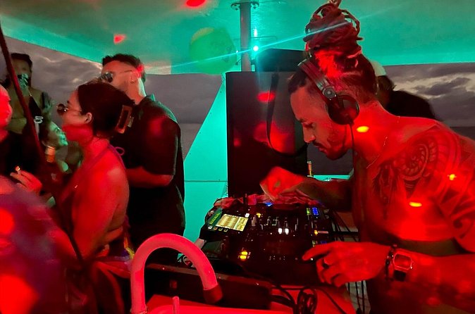 Drinks Inclusive Boat Cruise in the Cayman Islands with a live DJ - Sunset views and the changing light
