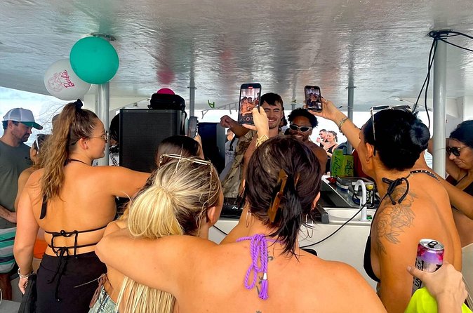 Drinks Inclusive Boat Cruise in the Cayman Islands with a live DJ - Drinks, the onboard bar, and what is included