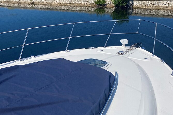 Private Yacht 48 ft Sting Ray City, Snorkel & Starfish Beach - Stingray City: The Main Event